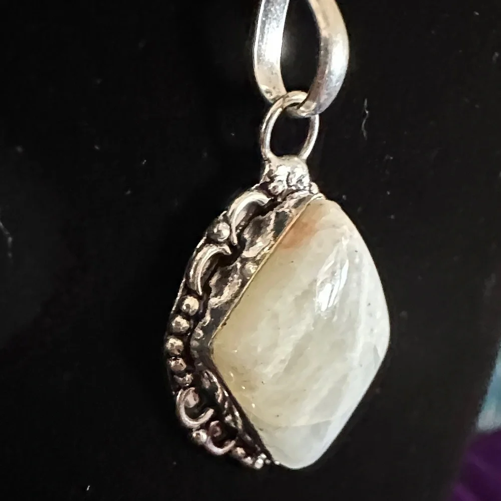 Elegant Natural Stone Pendant Necklace - Picture 3 of 11